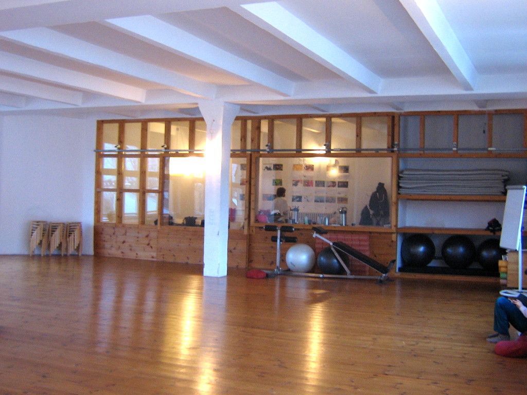 The dance studio of the Somatische Akademie Berlin during a lunch break, January 2018
