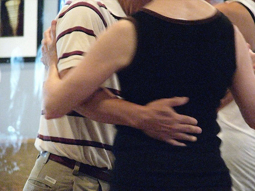 Photo. The tango embrace : tango in Austin by blue_heron_beauty (https://www.flickr.com/photos/blueheronbeauty/). Used under a (USA)Attribution-NonCommercial 2.0 Generic (CC BY-NC 2.0)